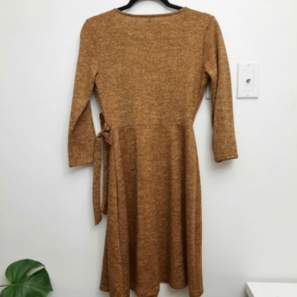 GILLI Wrap Dress - Picture 4 of 8